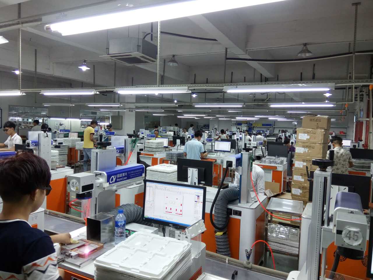 聯(lián)想手機(jī)外殼激光打標(biāo)現(xiàn)場圖 聯(lián)想手機(jī)外殼激光打標(biāo)現(xiàn)場圖