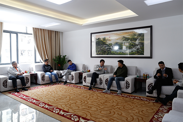 陳應(yīng)濱董事長(zhǎng)與來(lái)訪客戶(hù)會(huì)談