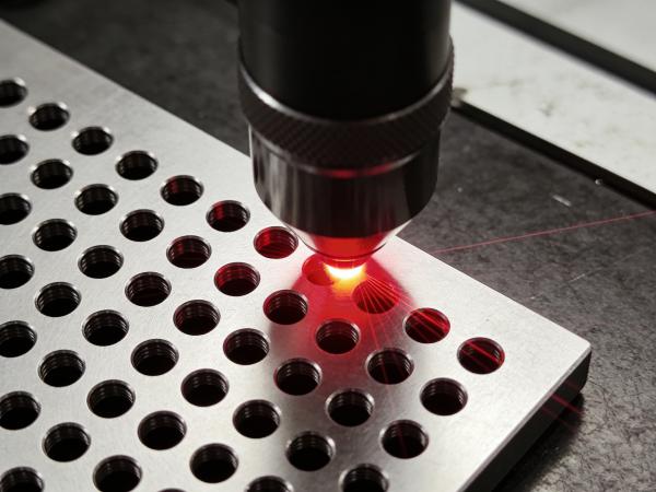 重塑行業標準：紅外飛秒激光切割機在鈦合金盲孔加工中的應用-超越激光